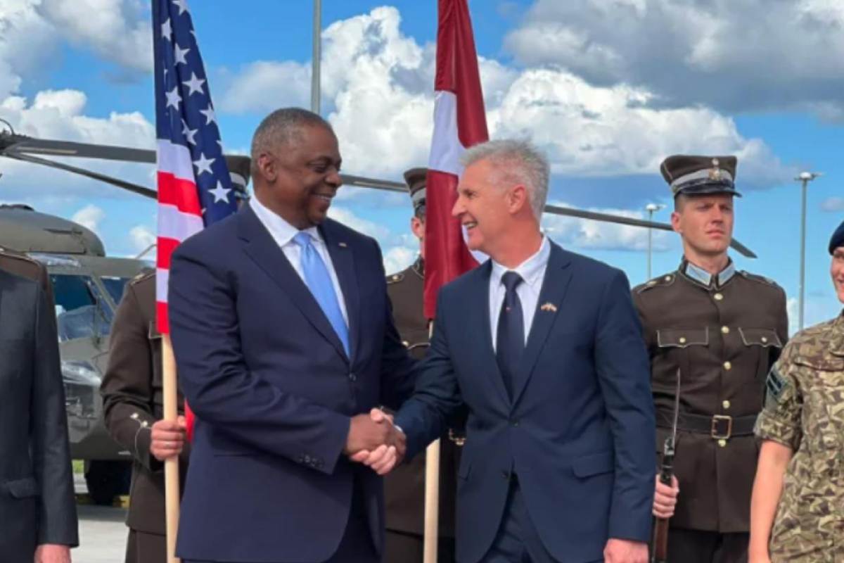 Глава Пентагону прибув до Латвії: обговорять підтримку України Глава Пентагону прибув до Латвії: обговорять підтримку України