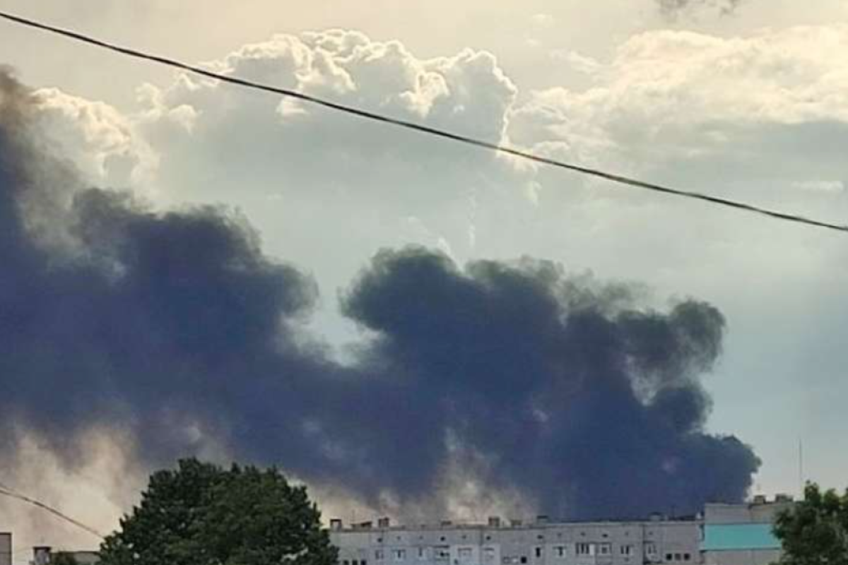 В оккупированной Новой Каховке уничтожен склад боеприпасов россиян: детонирует несколько часов
