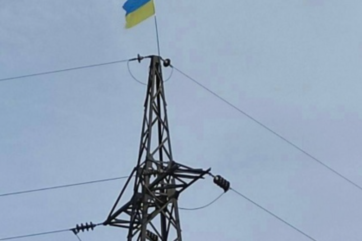 Над селом Песчаное на Луганщине развевается украинский флаг - Гайдай