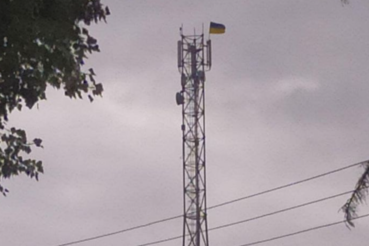 Партизаны не спят: В селе Куземовке на Луганщине подняли флаг Украины