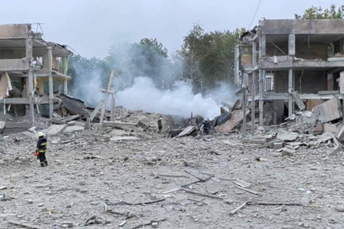 Ракетный удар по Лозовой: разрушена школа и детский сад, повреждены жилые дома