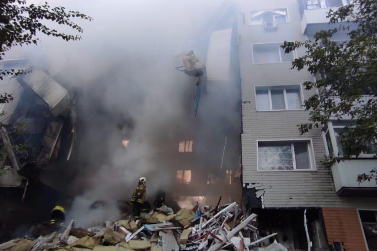 У Бахмуті з-під завалів зруйнованої 5-поверхівки врятували чоловіка, пошук людей триває У Бахмуті з-під завалів зруйнованої 5-поверхівки врятували чоловіка, пошук людей триває