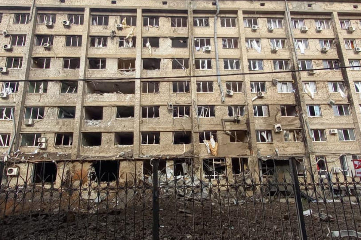Ракетный удар по Краматорску: под обстрел попала одна из гостиниц города, ранена женщина Ракетный удар по Краматорску: под обстрел попала одна из гостиниц города, ранена женщина