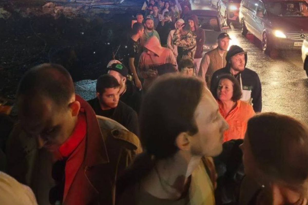 Росіяни масово тікають із країни через оголошену часткову мобілізацію Росіяни масово тікають із країни через оголошену часткову мобілізацію