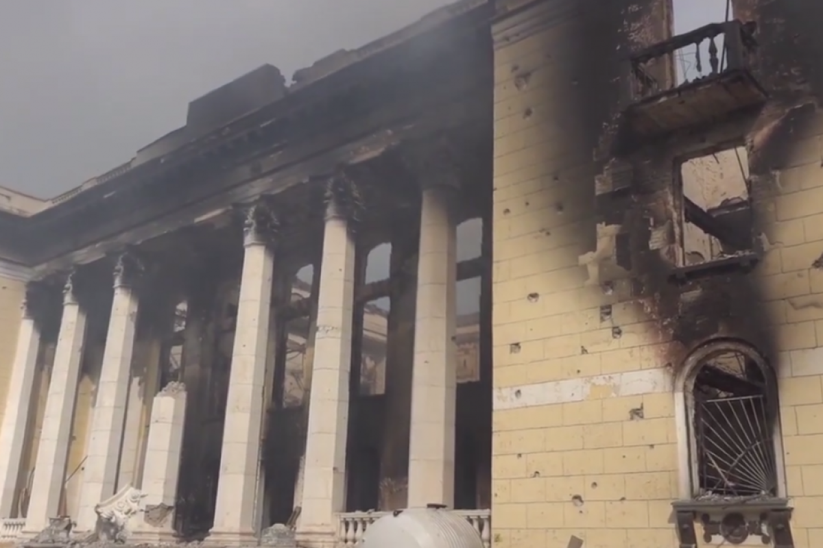 "Залишився один куточок": Внаслідок "прильоту" в центрі Лисичанська зруйновано 2-поверховий будинок "Залишився один куточок": Внаслідок "прильоту" в центрі Лисичанська зруйновано 2-поверховий будинок