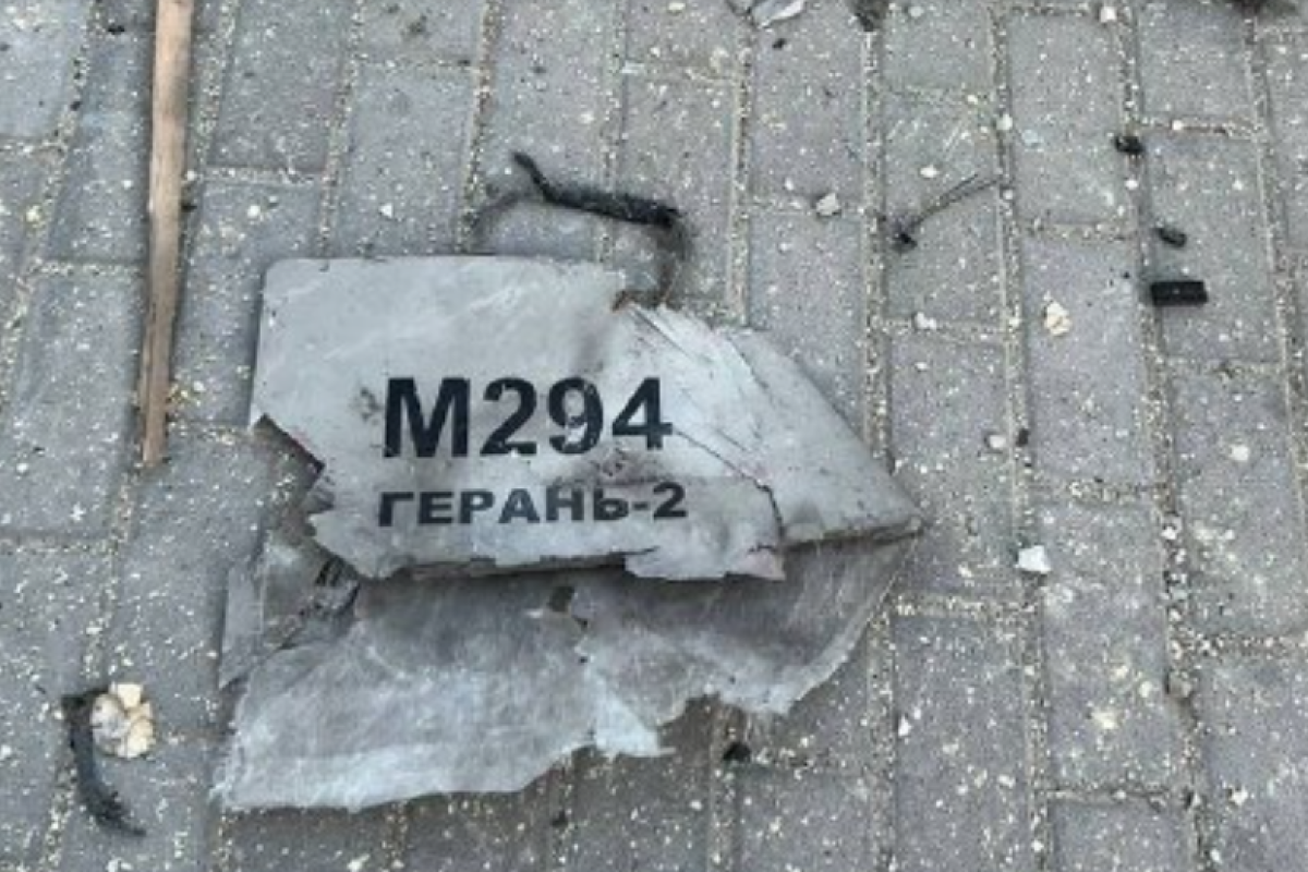 Київ атакували дронами-камікадзе: Кличко показав уламки дрону Київ атакували дронами-камікадзе: Кличко показав уламки дрону