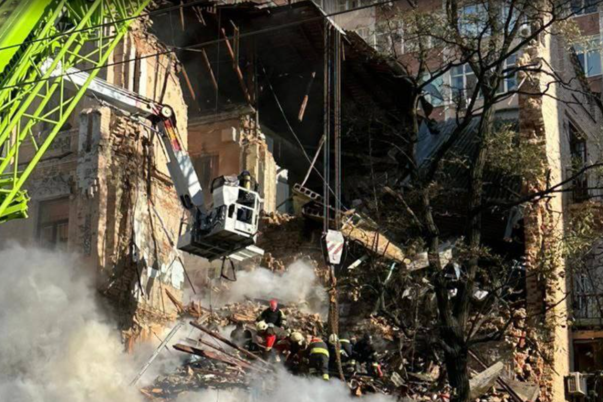 У Києві під завалами зруйнованої дроном-камікадзе багатоповерхівки перебувають люди У Києві під завалами зруйнованої дроном-камікадзе багатоповерхівки перебувають люди