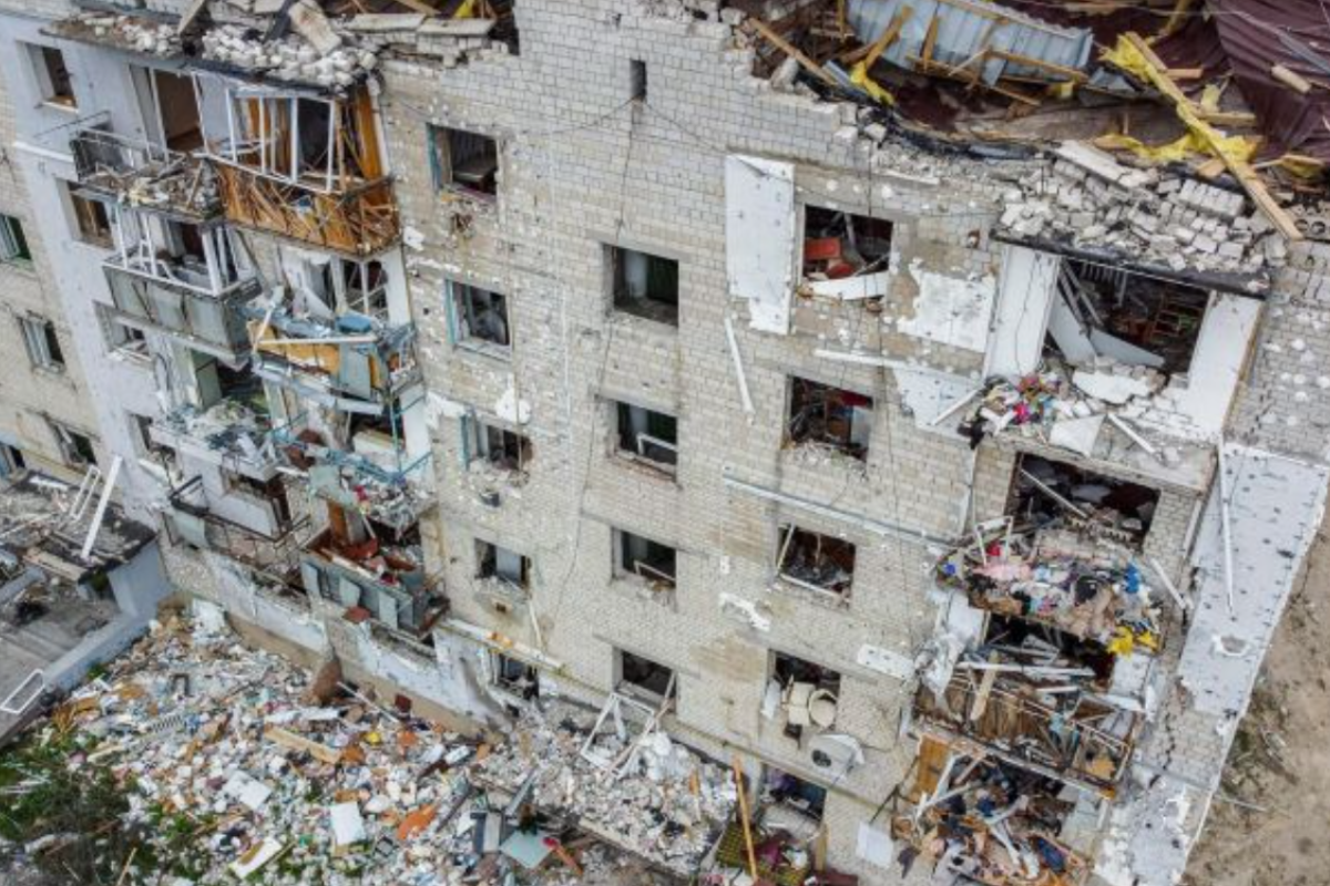 "Сумне видовище": В окупованому Сєвєродонецьку люди самостійно намагаються відновити комунікації