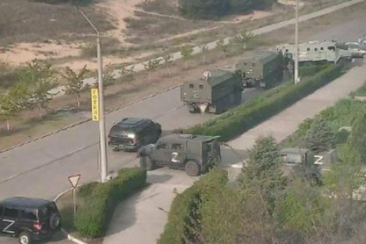 Российские оккупанты готовятся к побегу из Энергодара: в спешке вывозят награбленное Российские оккупанты готовятся к побегу из Энергодара: в спешке вывозят награбленное