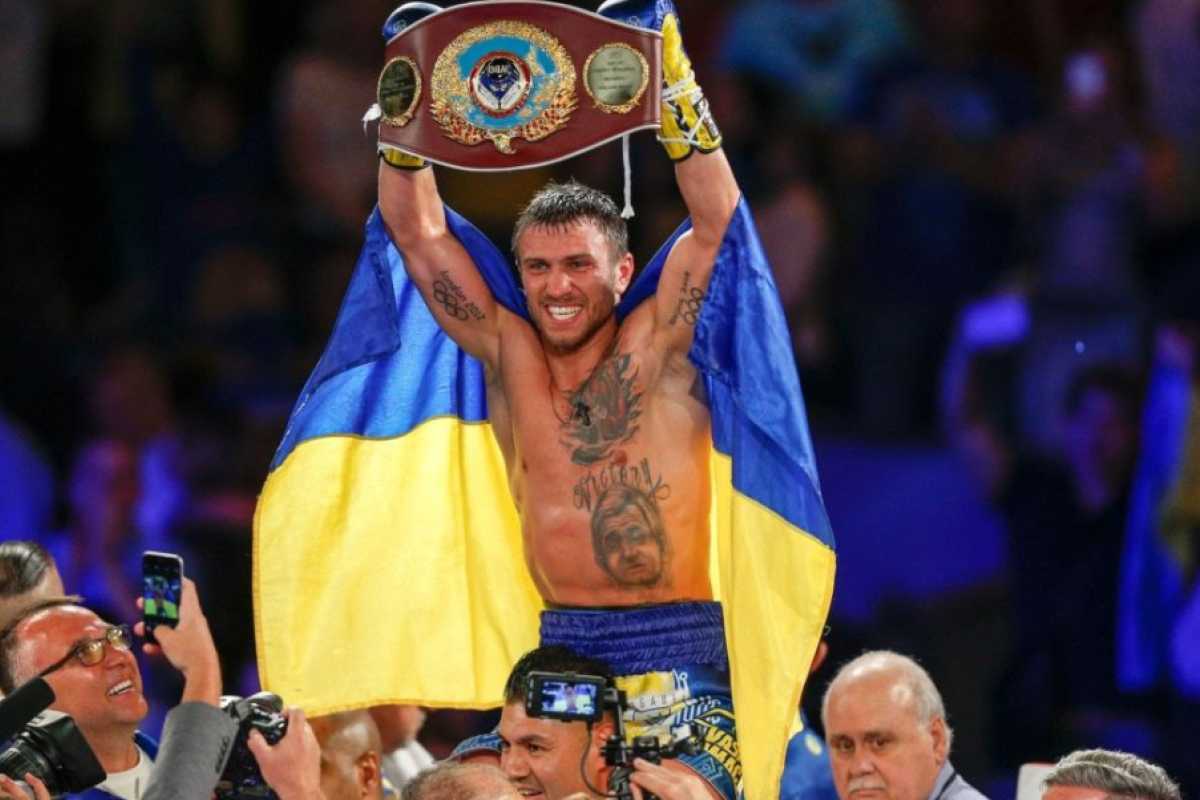Украинский боксер Василий Ломаченко одержал победу в бою против американца Джемейна Ортиса Украинский боксер Василий Ломаченко одержал победу в бою против американца Джемейна Ортиса