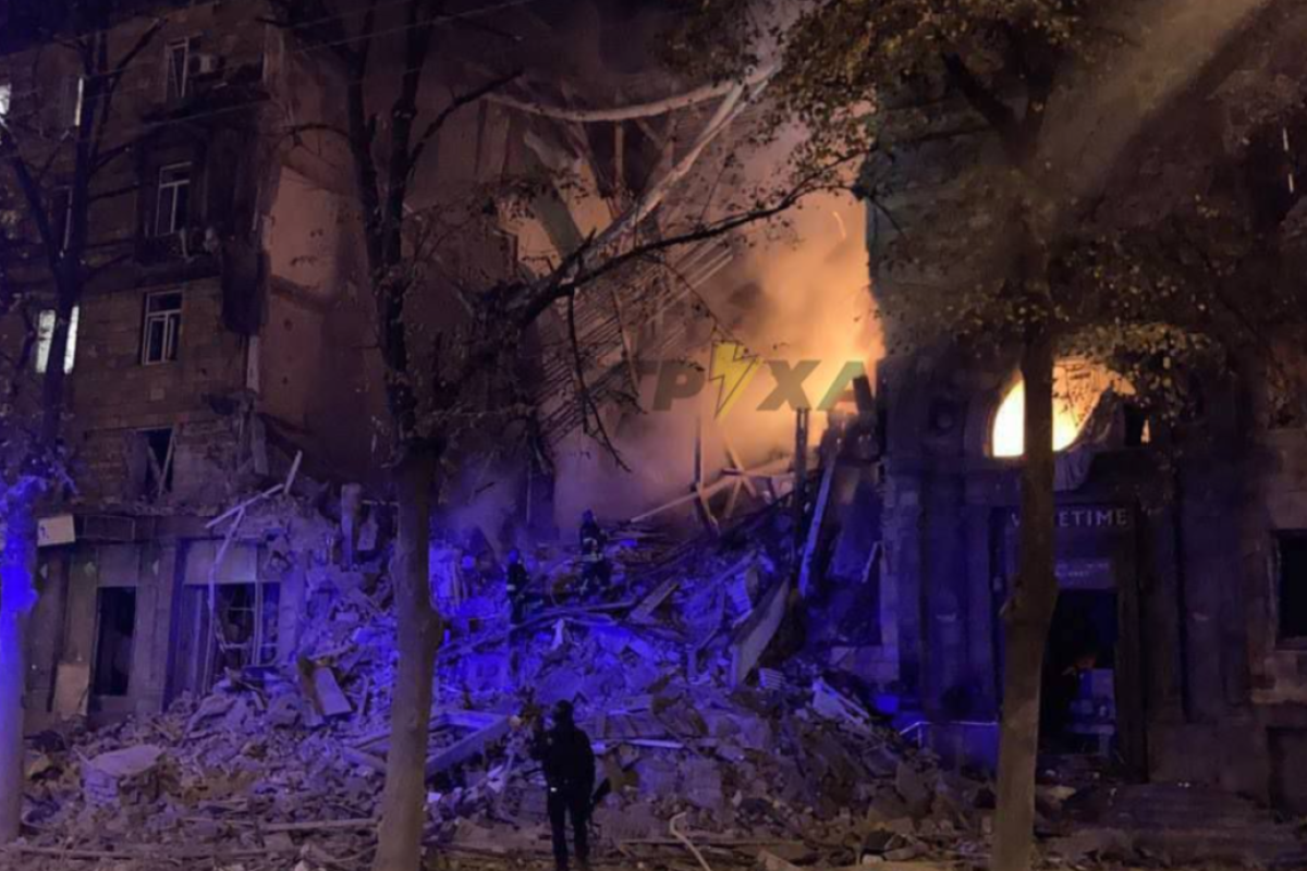 Ракетний удар по Запоріжжю: у місті пожежі, під завалами житлових будинків залишаються люди Ракетний удар по Запоріжжю: у місті пожежі, під завалами житлових будинків залишаються люди