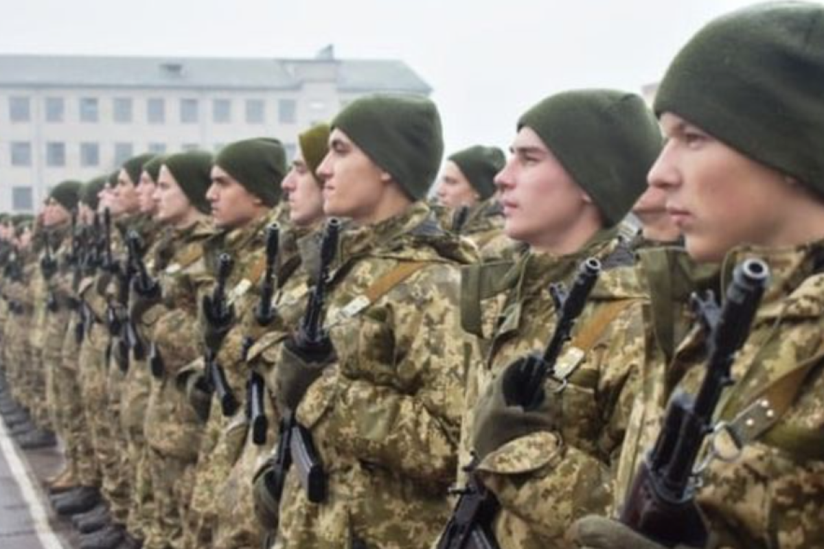 Зеленський скасував осінній призов на строкову службу та відстрочив демобілізацію