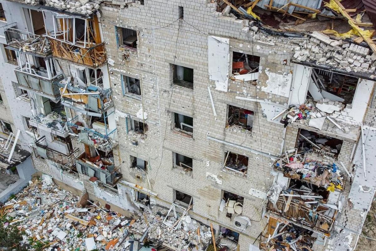 Без воды, света и тепла, в разрушенных домах и горах мусора: как живет оккупированный Северодонецк Без воды, света и тепла, в разрушенных домах и горах мусора: как живет оккупированный Северодонецк