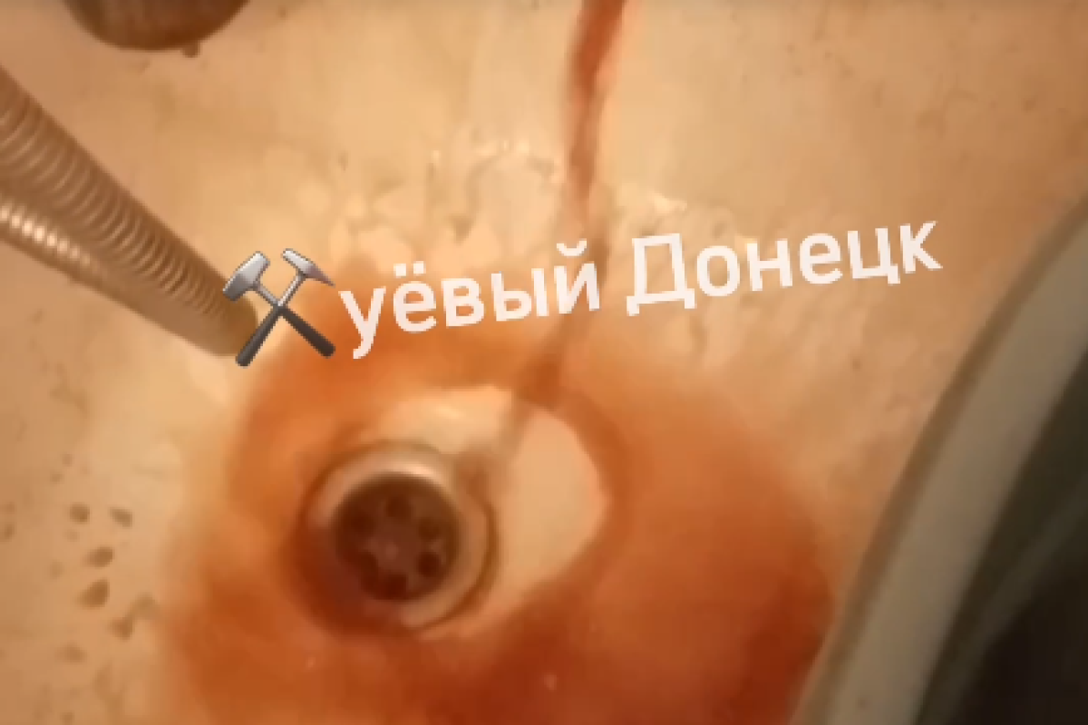 "Небезпечно для життя!": В окупованому Донецьку з кранів біжить підозріла рідина