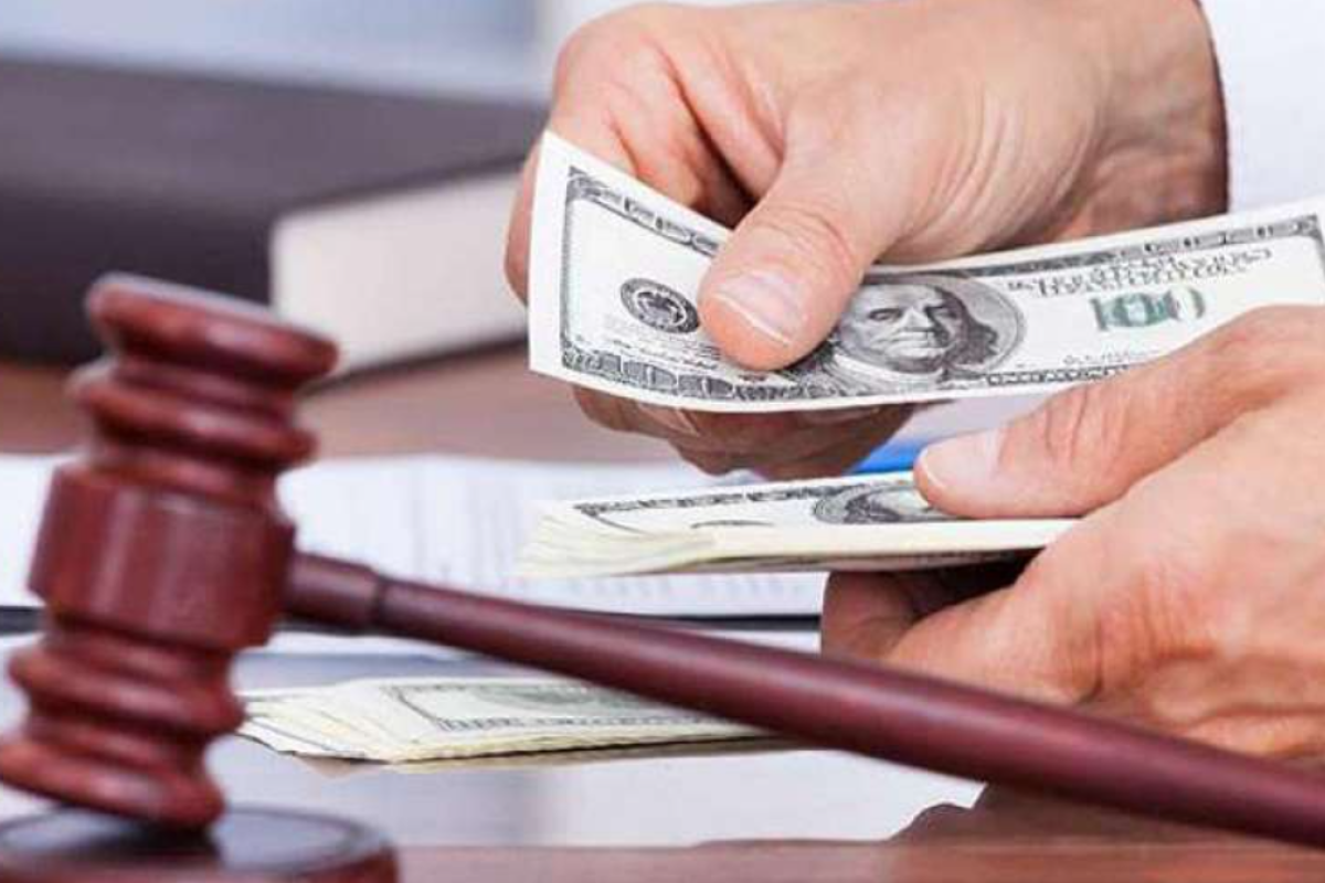 Екс-суддя Сєвєродонецького міськсуду визнаний винним у хабарництві та засуджений на 10 років Екс-суддя Сєвєродонецького міськсуду визнаний винним у хабарництві та засуджений на 10 років