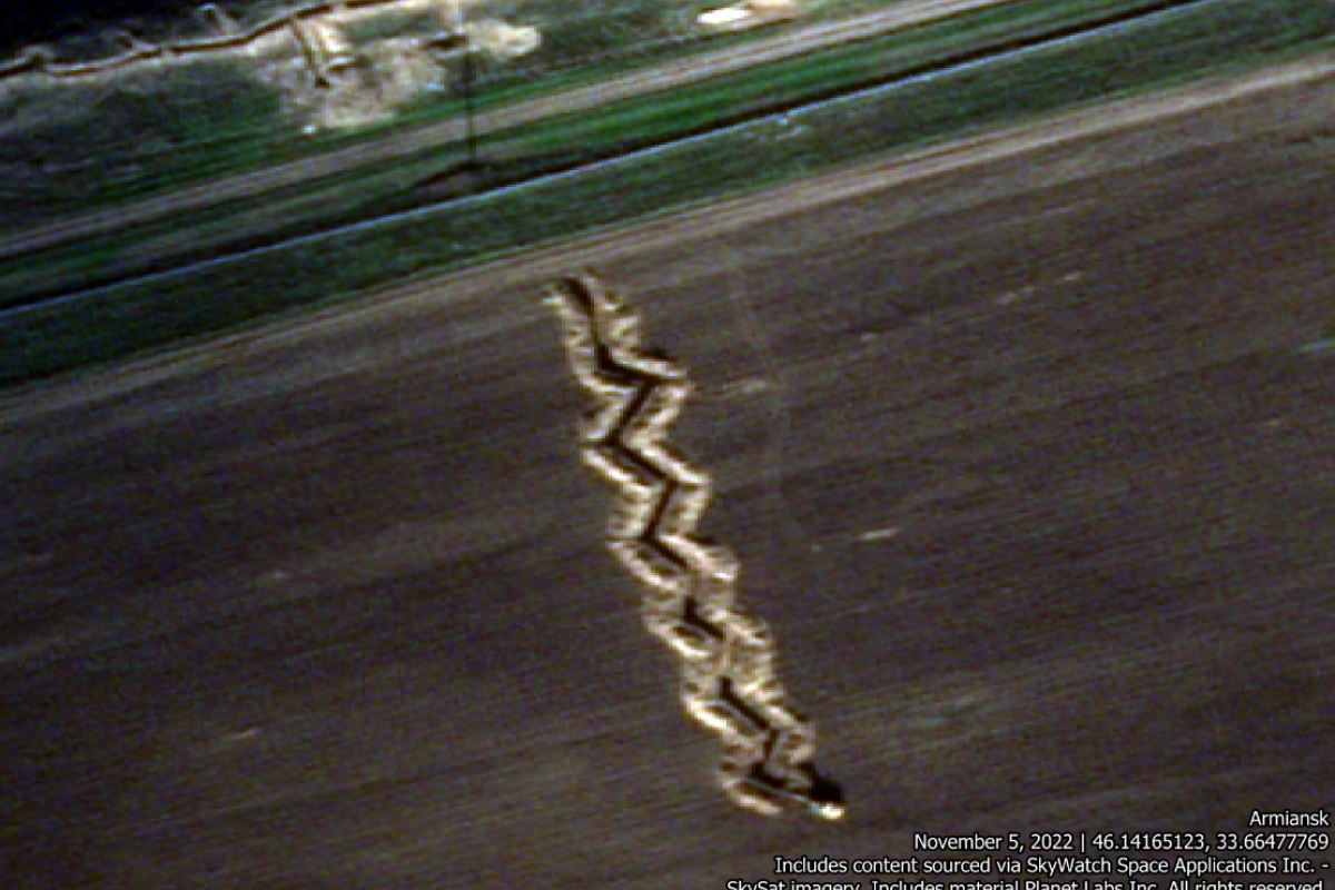 Российские оккупанты готовятся к обороне Крыма: на севере полуострова усердно роют окопы Российские оккупанты готовятся к обороне Крыма: на севере полуострова усердно роют окопы