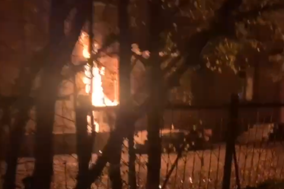 На Луганщине партизаны подожгли штаб мобилизованных россиян у города Счастье