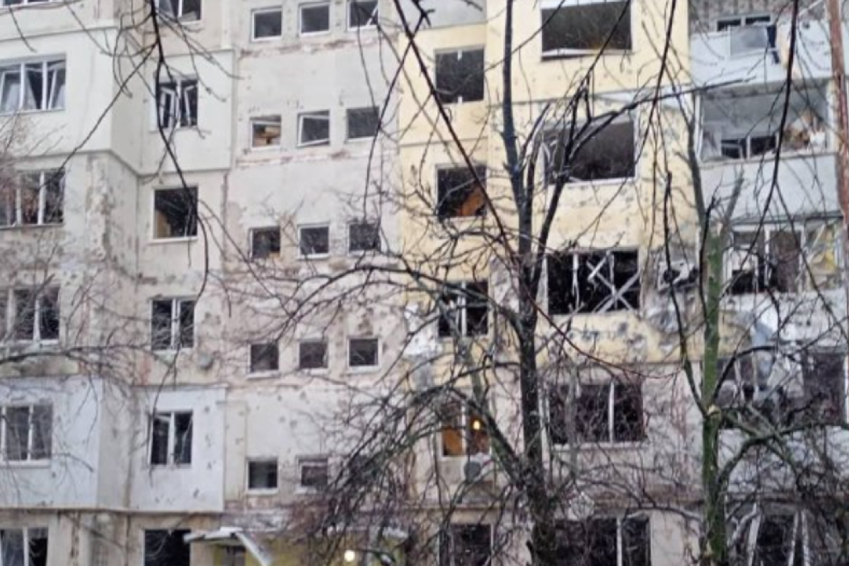 У Куп'янську внаслідок обстрілу пошкоджено багатоповерхівку, поліклініку та школу. Є загиблі У Куп'янську внаслідок обстрілу пошкоджено багатоповерхівку, поліклініку та школу. Є загиблі