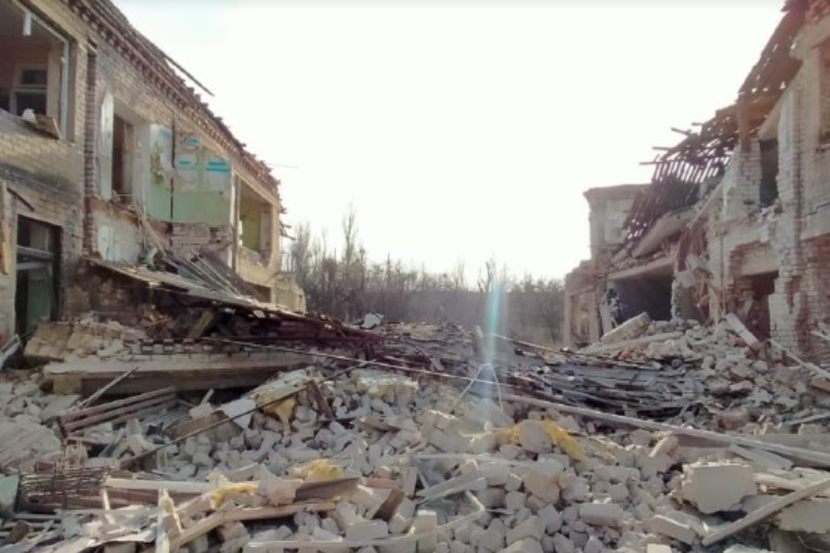 Ракетний обстріл Торецька: російські окупанти знищили дитячий садок Ракетний обстріл Торецька: російські окупанти знищили дитячий садок