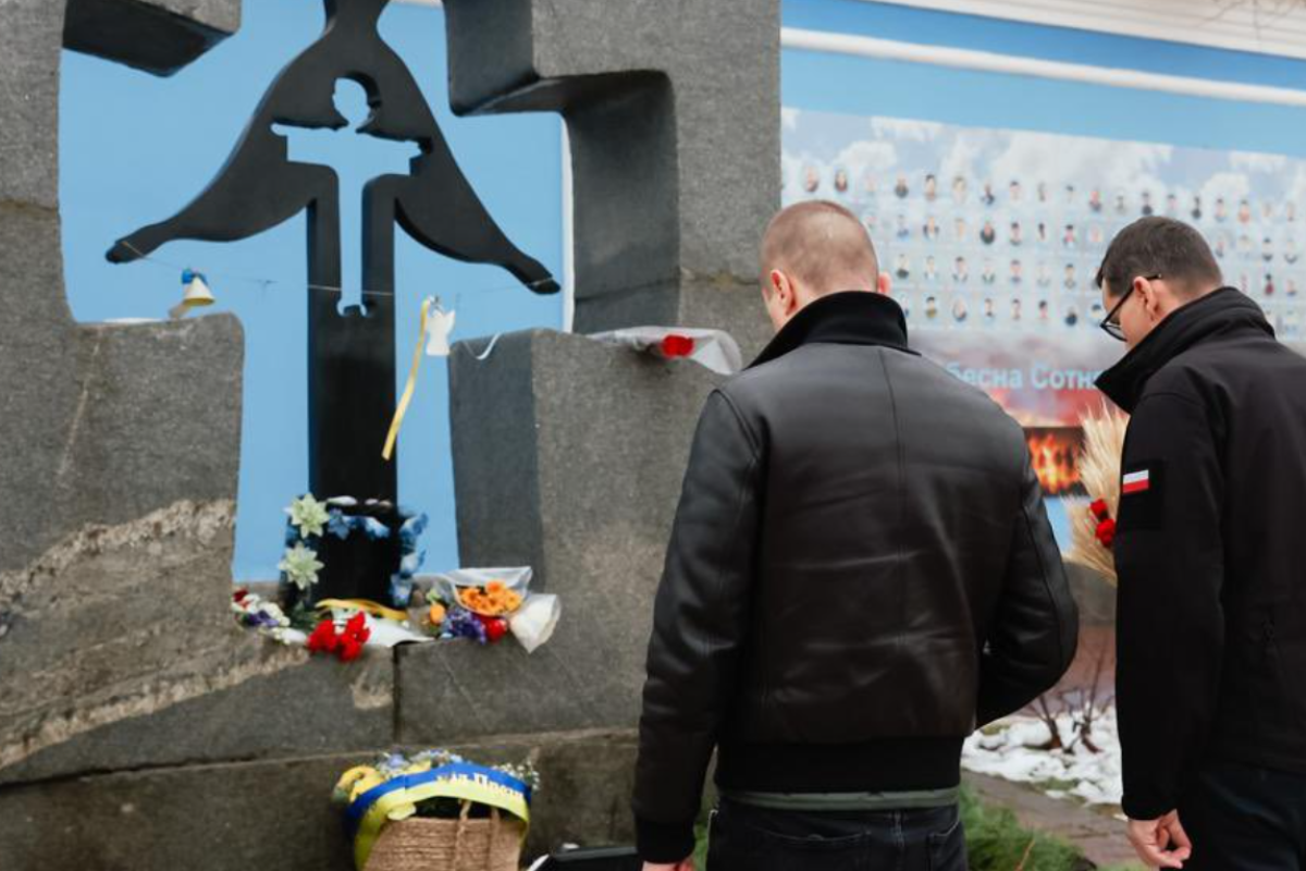 Премьер-министр Польши Матеуш Моравецкий в Киеве почтил память жертв Голодомора Премьер-министр Польши Матеуш Моравецкий в Киеве почтил память жертв Голодомора