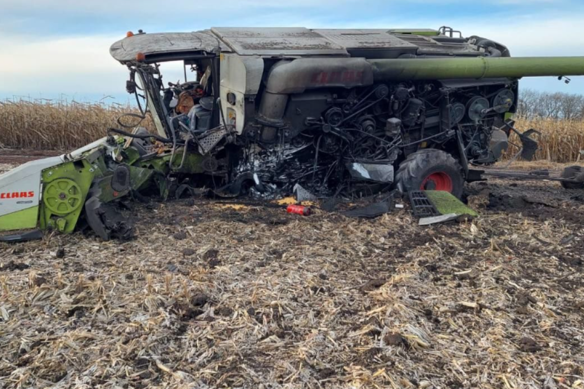 В Сумской области на поле подорвался комбайн В Сумской области на поле подорвался комбайн