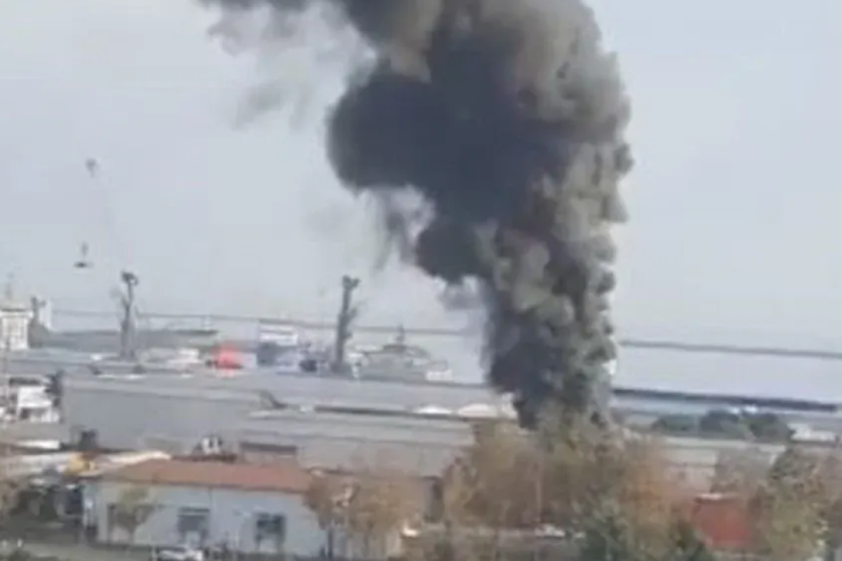 В турецком порту "Самсун" прогремел взрыв: вспыхнул пожар