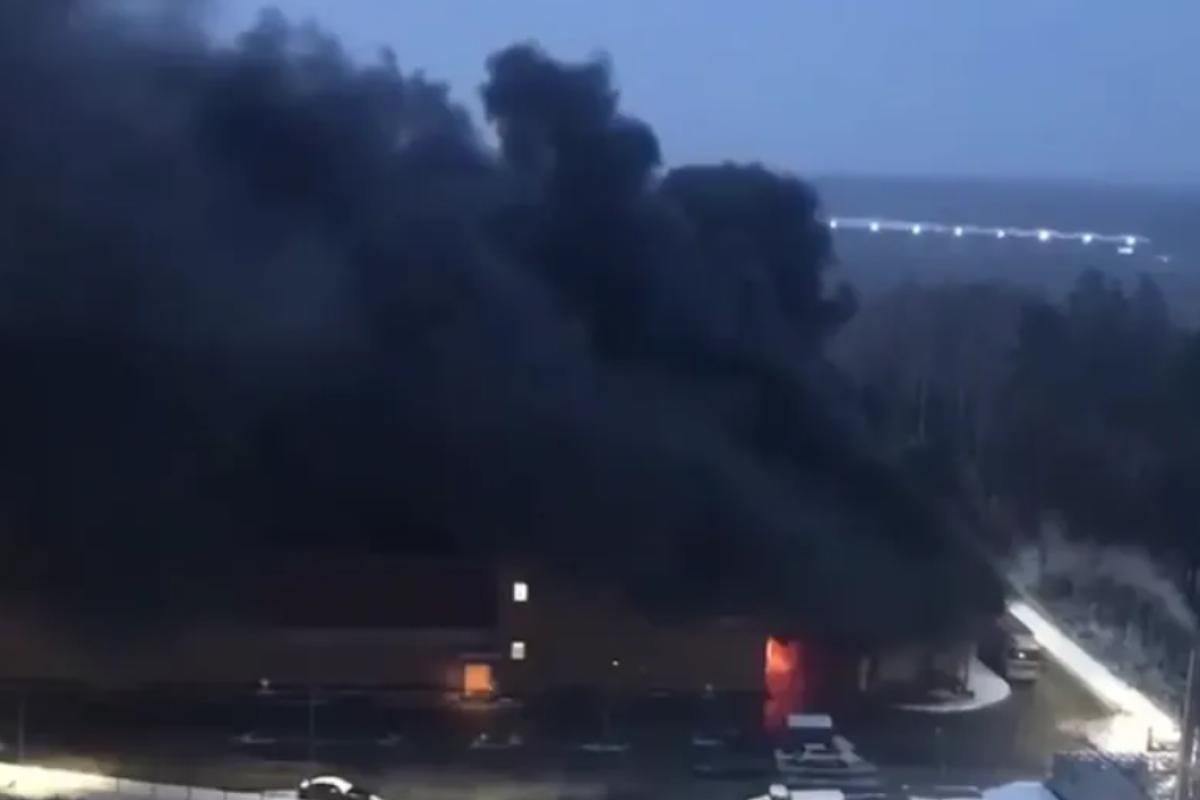 У підмосковній Балашихі масштабна пожежа у ТЦ "Стройпарк" У підмосковній Балашихі масштабна пожежа у ТЦ "Стройпарк"