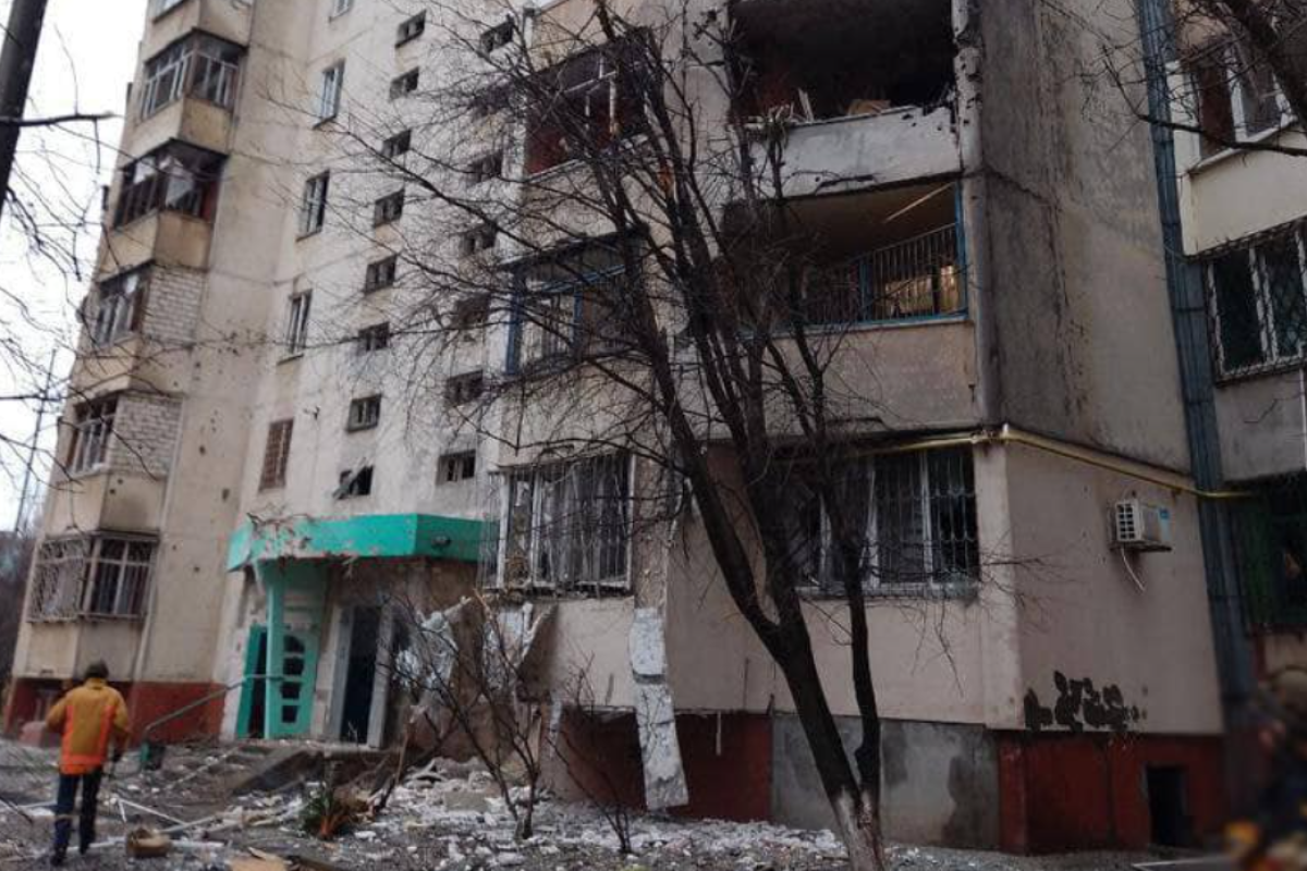 Згоріли квартири, вбито жінку: окупанти обстріляли житловий район Херсона