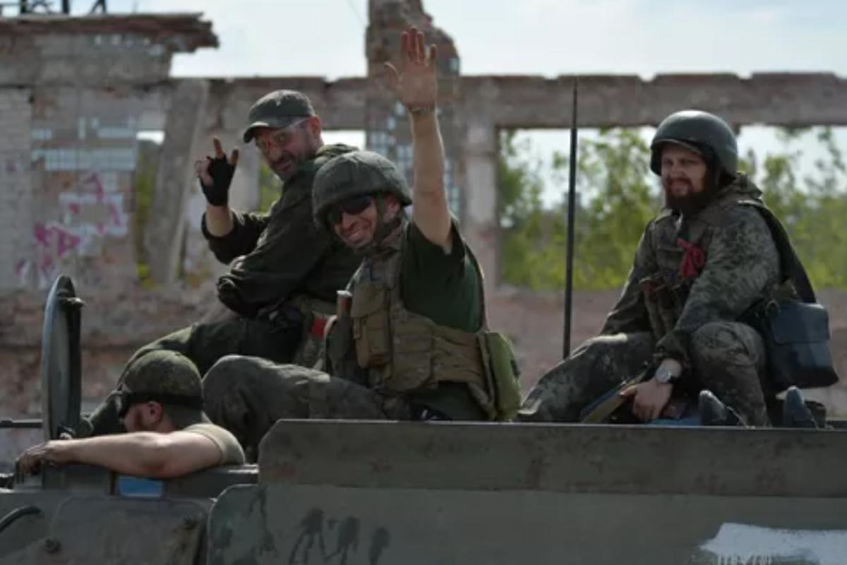 "Вы свободны": появилось видео, как лисичанские "ждуны" со слезами на глазах радостно встречали оккупантов "Вы свободны": появилось видео, как лисичанские "ждуны" со слезами на глазах радостно встречали оккупантов