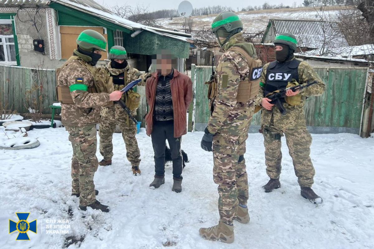 На Луганщине задержан коллаборант, который активно сотрудничал с оккупантами и помогал грабить украинцев На Луганщине задержан коллаборант, который активно сотрудничал с оккупантами и помогал грабить украинцев
