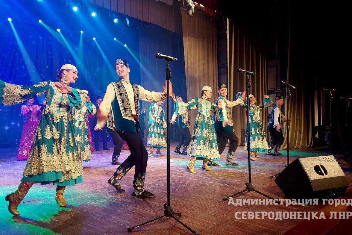 "Пляски на костях": жителей разрушенного Северодонецка развлекают артисты из Татарстана "Пляски на костях": жителей разрушенного Северодонецка развлекают артисты из Татарстана