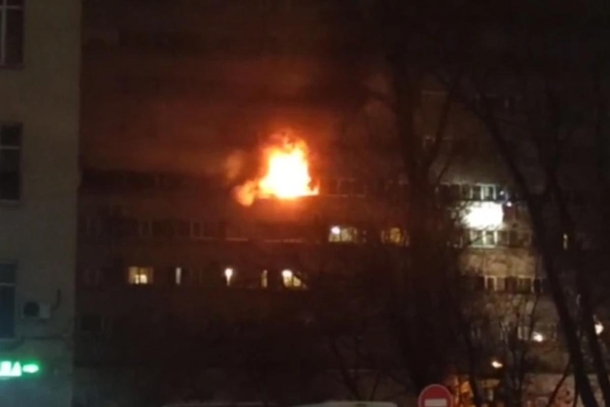 В центре Москвы вспыхнул пожар в отеле "МКМ": погибли 6 человек, в том числе двое детей