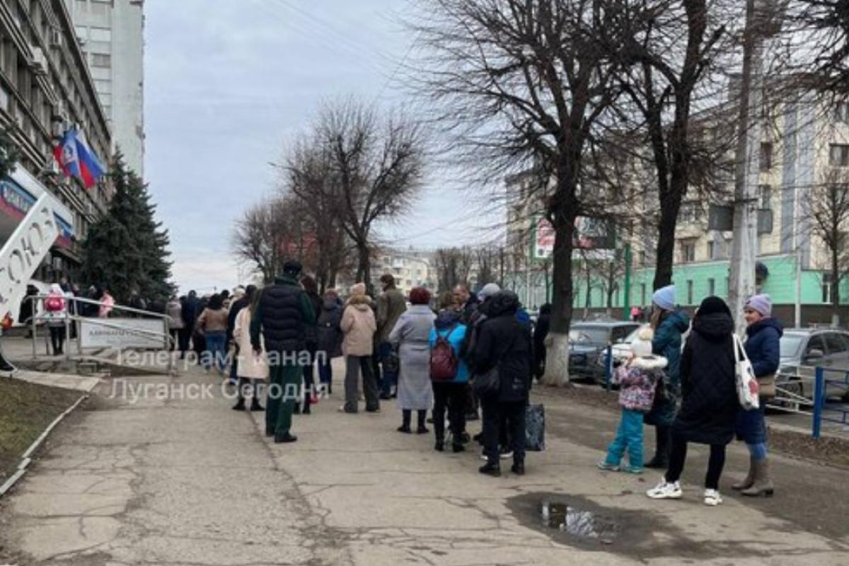 "Денег нет, но вы держитесь": На оккупированной Луганщине наблюдается дефицит наличных денег "Денег нет, но вы держитесь": На оккупированной Луганщине наблюдается дефицит наличных денег