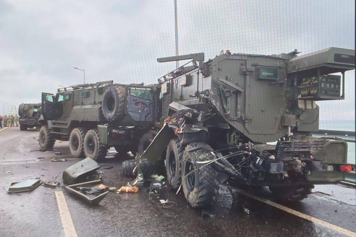 На Крымском мосту в ДТП попала колонна военной техники: 4 бронеавтомобиля "Ахмат"серьезно повреждены На Крымском мосту в ДТП попала колонна военной техники: 4 бронеавтомобиля "Ахмат"серьезно повреждены
