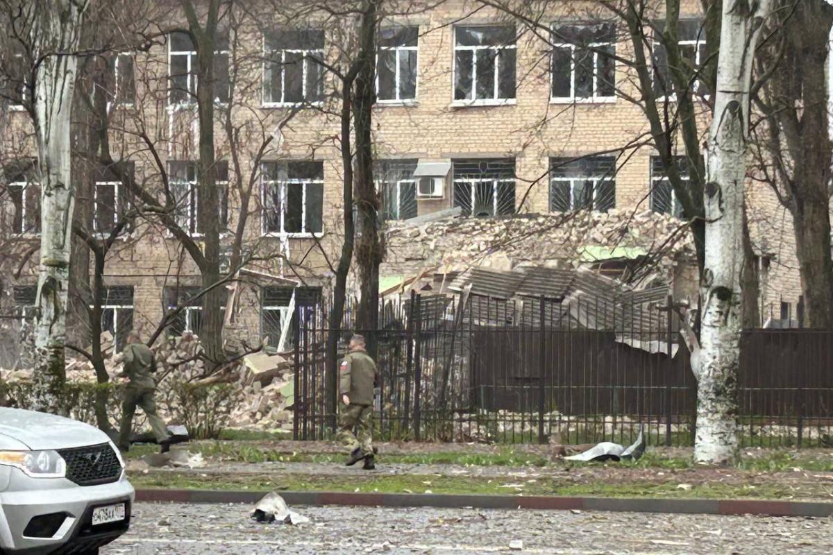 В Мелитополе "прилетело" в здание, где размещались российские силовики: первые фото с места взрывов В Мелитополе "прилетело" в здание, где размещались российские силовики: первые фото с места взрывов