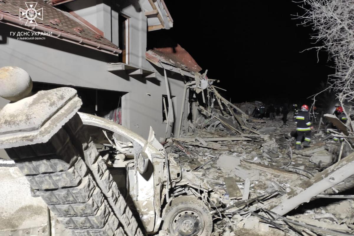 На Львівщині російська ракета зруйнувала житлові будинки: є загиблі На Львівщині російська ракета зруйнувала житлові будинки: є загиблі