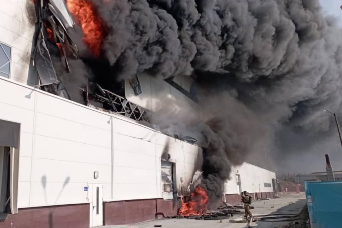 Под Екатеринбургом горит здание научно-производственного комплекса: огонь охватил большую территорию