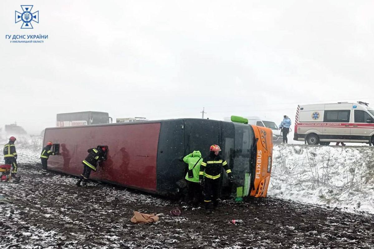 На Хмельниччині перекинувся автобус сполученням "Варшава - Одеса": є постраждалі На Хмельниччині перекинувся автобус сполученням "Варшава - Одеса": є постраждалі