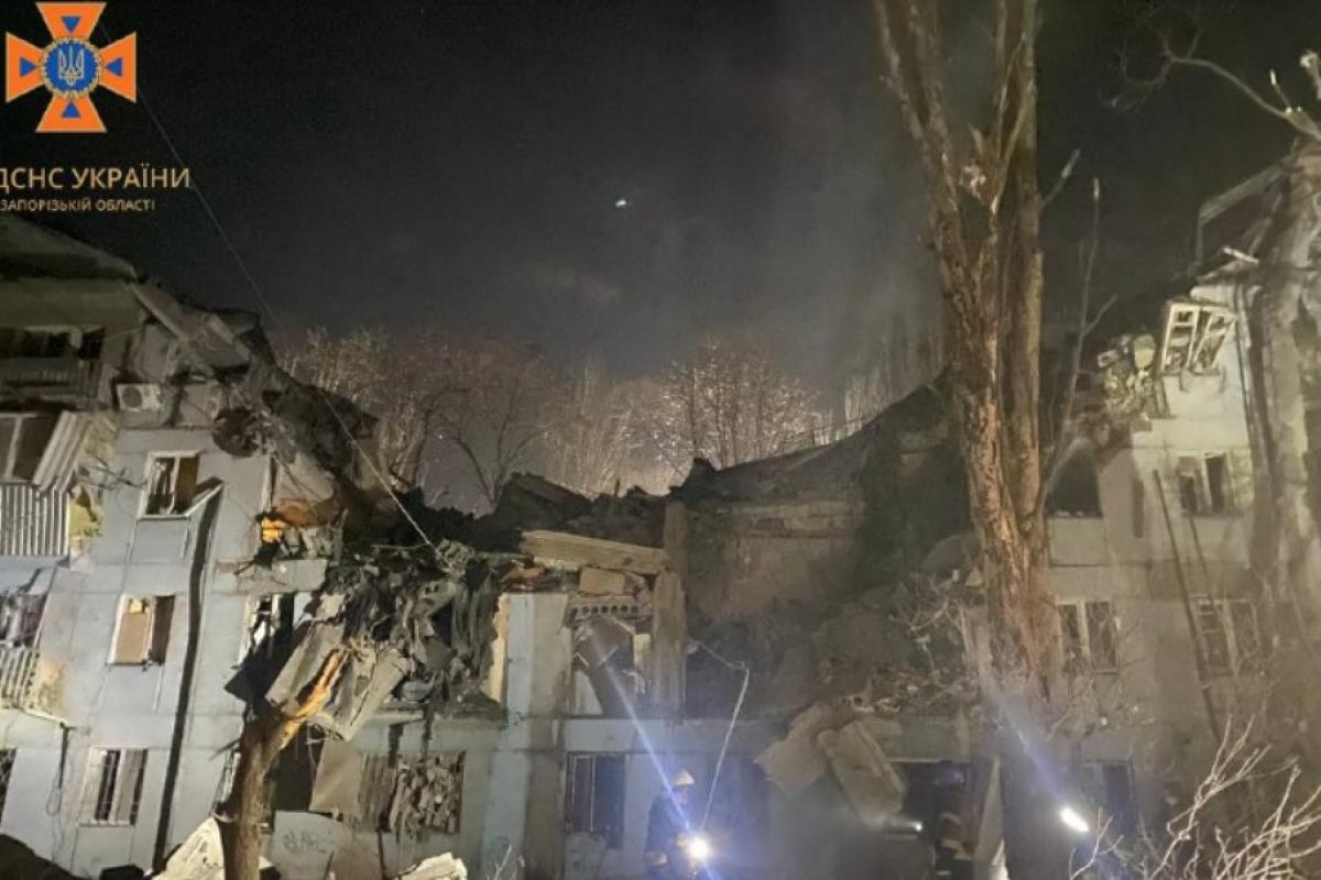 Ракетний удар по Запоріжжю: зруйновано три поверхи житлового будинку, є жертви