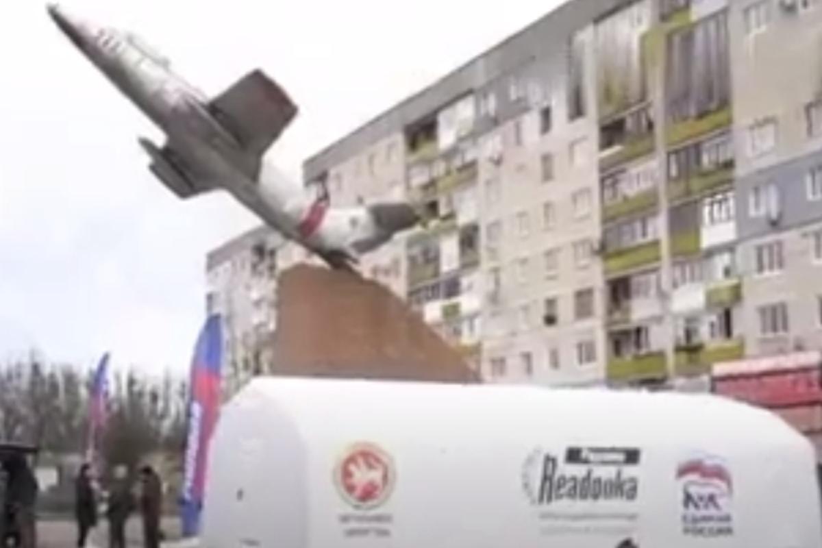 В оккупированном Лисичанске "освободители" устроили очередной "аттракцион невиданной щедрости" В оккупированном Лисичанске "освободители" устроили очередной "аттракцион невиданной щедрости"