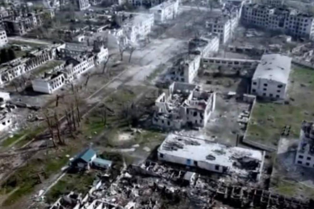 "Місто-привид": у мережі з'явилися свіжі відео зі зруйнованого обстрілами Рубіжного "Місто-привид": у мережі з'явилися свіжі відео зі зруйнованого обстрілами Рубіжного