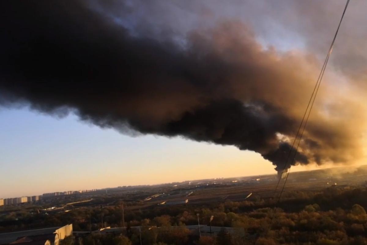 "На болотах" знову пожежа: У Підмосков'ї горить цех з утилізації відходів гуми та пластику "На болотах" знову пожежа: У Підмосков'ї горить цех з утилізації відходів гуми та пластику