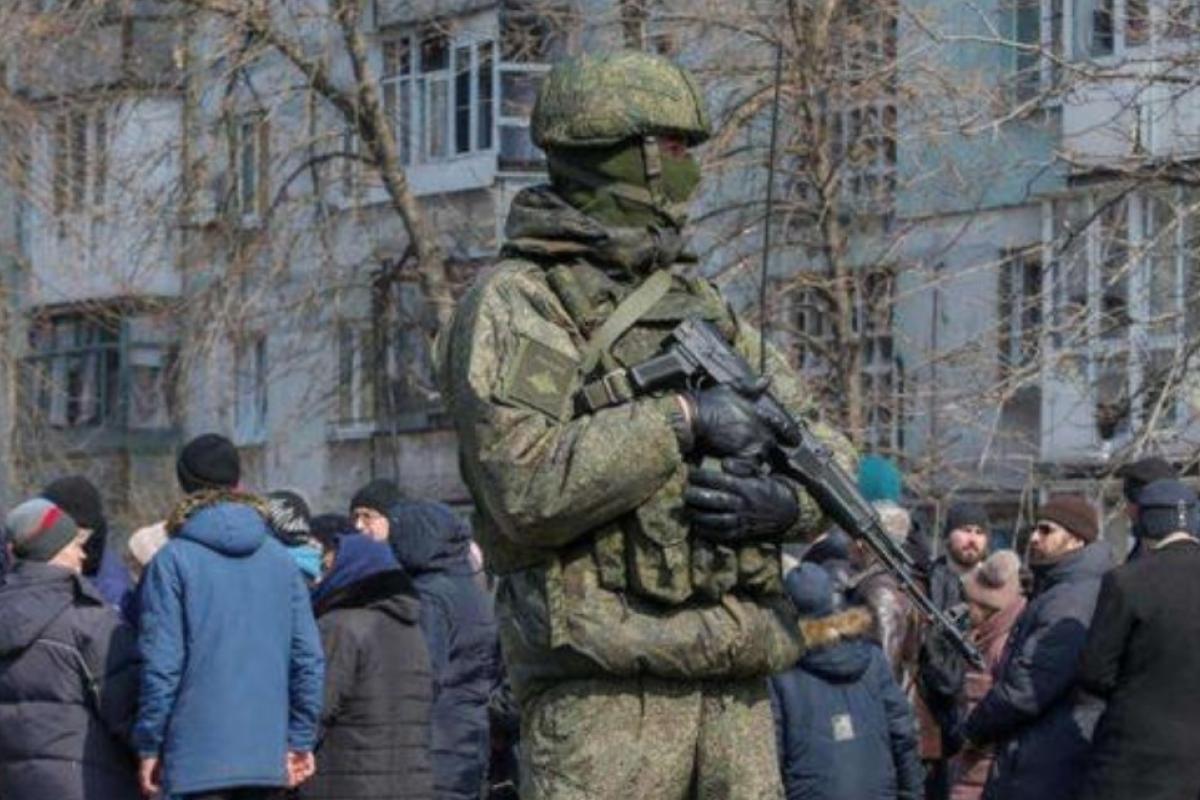 На окупованих територіях агенти ФСБ "косять" під цивільних, щоб виявити "неблагонадійних" На окупованих територіях агенти ФСБ "косять" під цивільних, щоб виявити "неблагонадійних"