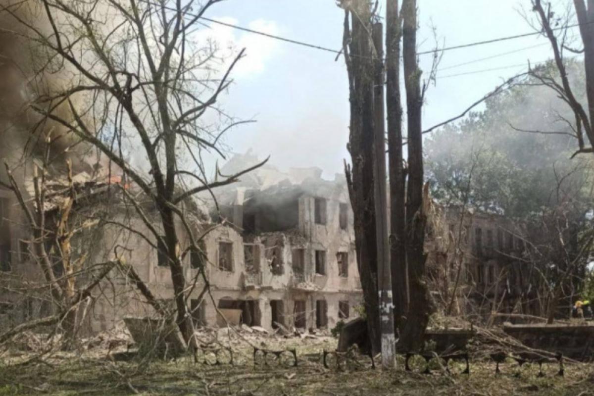 Ракетный удар по Днепру: в результате обстрела поликлиники один человек погиб, есть раненые Ракетный удар по Днепру: в результате обстрела поликлиники один человек погиб, есть раненые