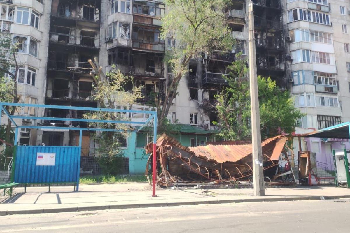Триколоры и символика "ЛНР": в сети показали, как оккупанты "украшают" разрушенный Северодонецк Триколоры и символика "ЛНР": в сети показали, как оккупанты "украшают" разрушенный Северодонецк