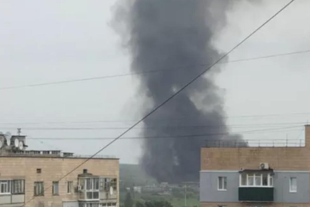 Оккупированный Луганск встряхнули мощные взрывы: первые кадры "бавовны" Оккупированный Луганск встряхнули мощные взрывы: первые кадры "бавовны"