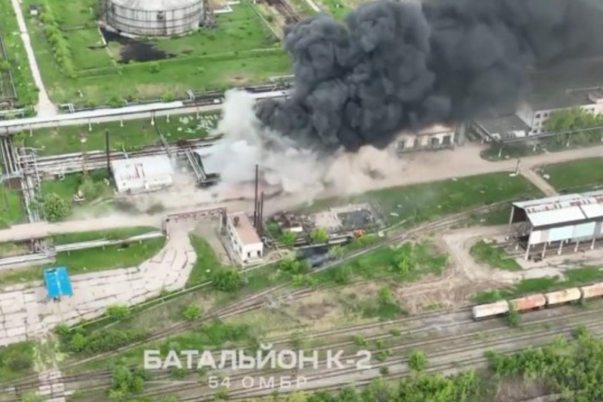 Українські воїни показали, як знищили ворожі міномети на території Лисичанського НПЗ Українські воїни показали, як знищили ворожі міномети на території Лисичанського НПЗ