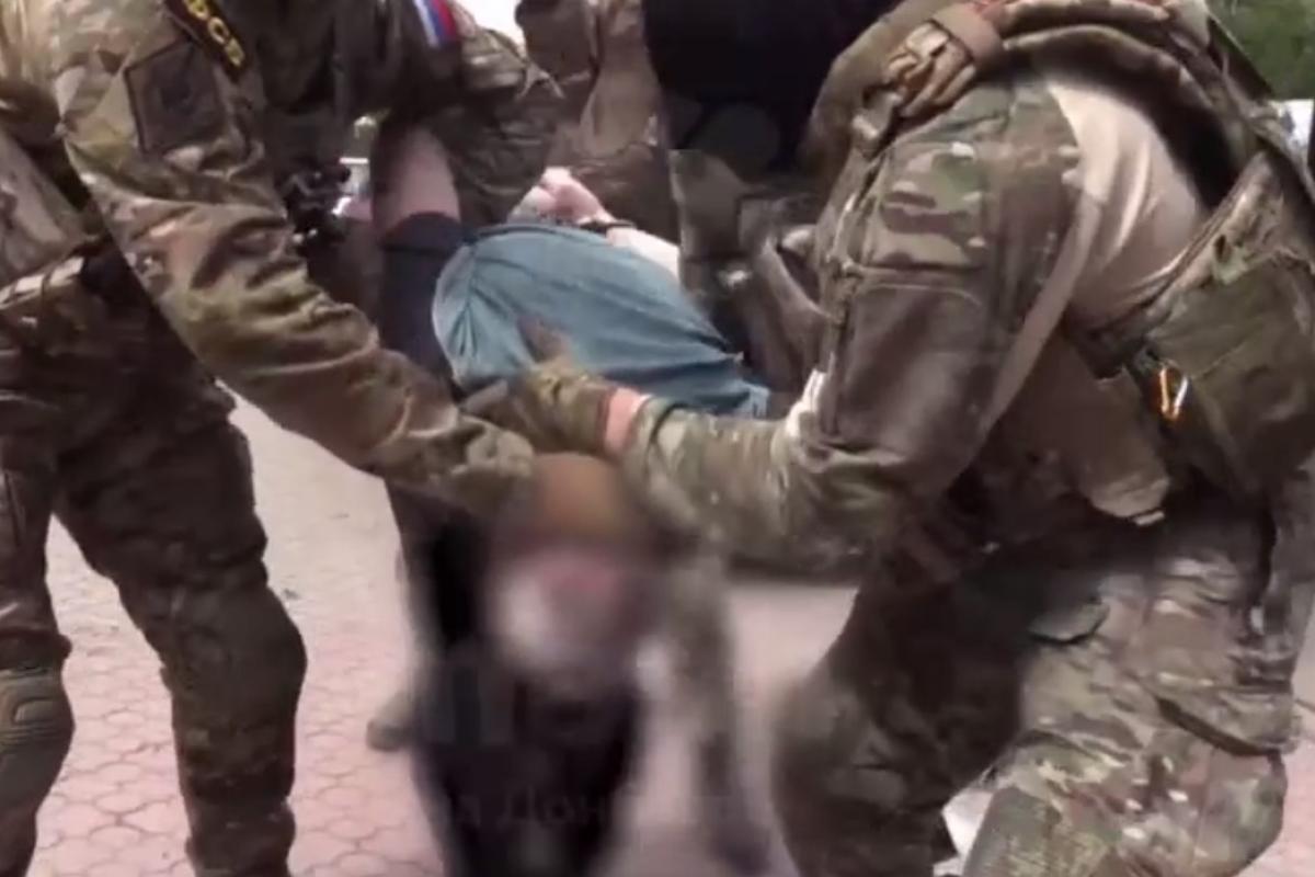 "Великий шмон": Силовики проводять обшуки та затримання в окупованих Луганську, Алчевську та Кадіївці "Великий шмон": Силовики проводять обшуки та затримання в окупованих Луганську, Алчевську та Кадіївці