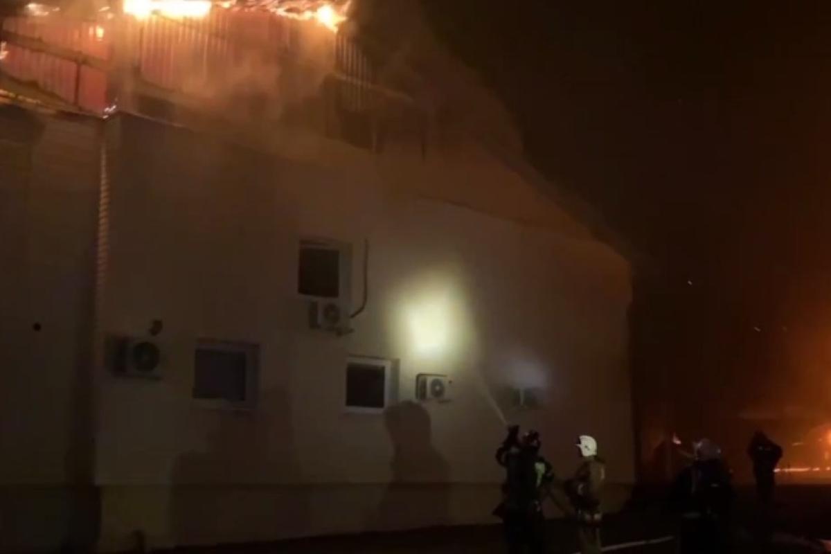 Взрыв и масштабный пожар в Курской области: загорелся склад текстильного предприятия