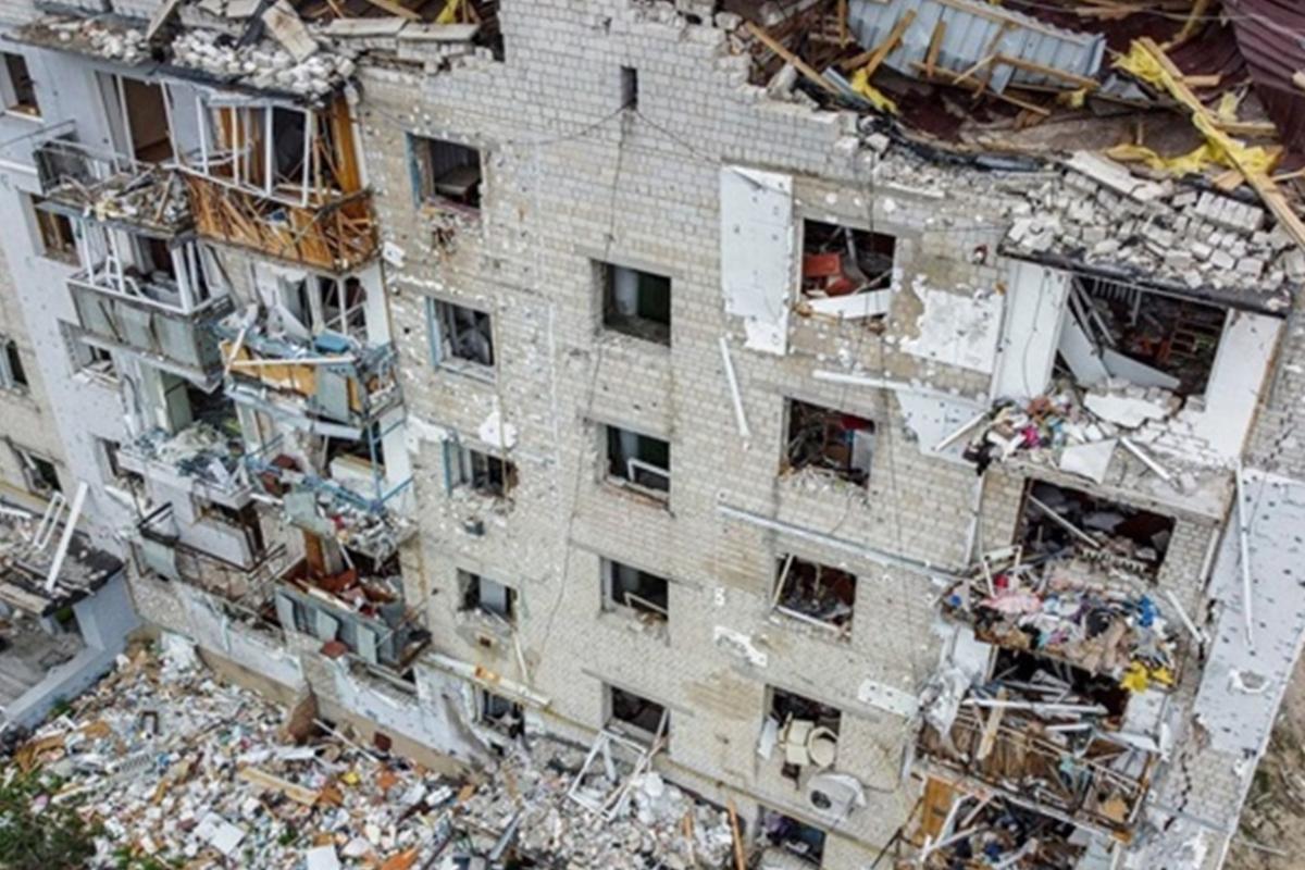"Нікому немає справи до нас": Жителі Сєвєродонецька скаржаться на відсутність ремонтів та якість вже виконаних робіт "Нікому немає справи до нас": Жителі Сєвєродонецька скаржаться на відсутність ремонтів та якість вже виконаних робіт